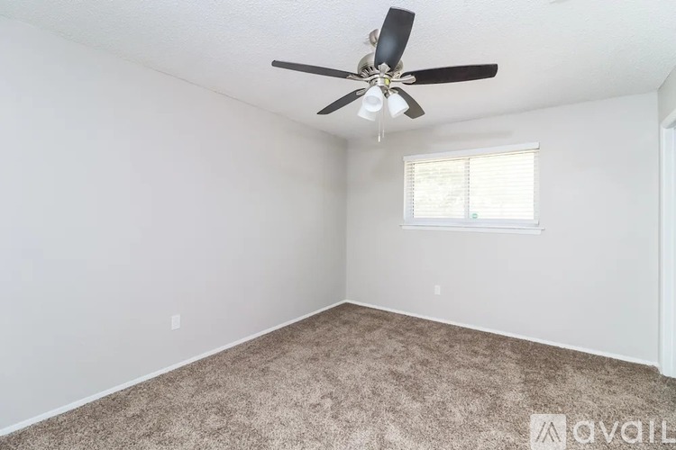 21 Golden Larch Court 3 Beds Single Family Home for Rent - Photo gallery 3