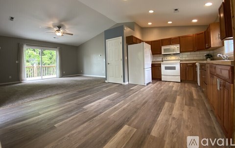 12 Brookside Cir 4 Beds Apartment for Rent
