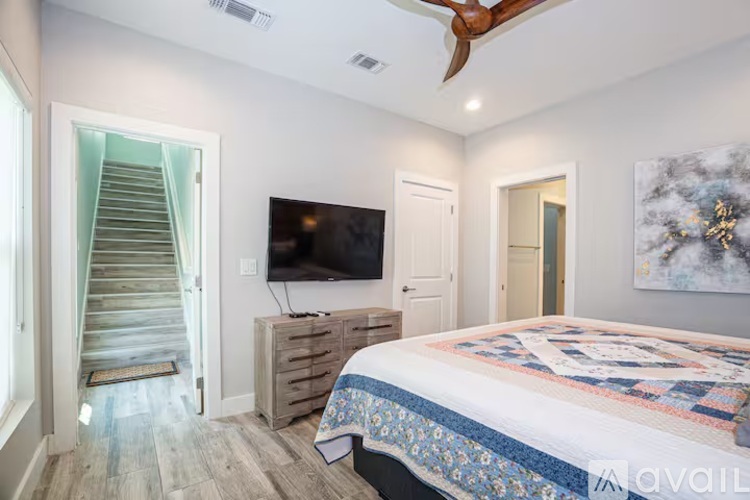 117 Charlotte Avenue 7 Beds Single Family Home for Rent - Photo gallery 2