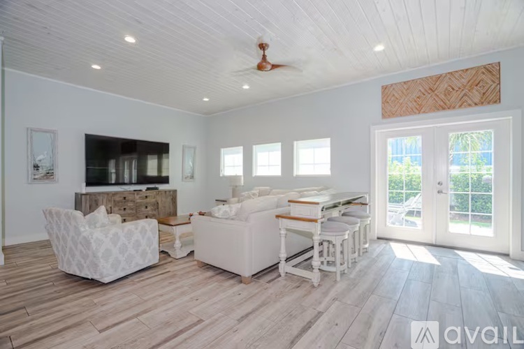 117 Charlotte Avenue 7 Beds Single Family Home for Rent - Photo gallery 4