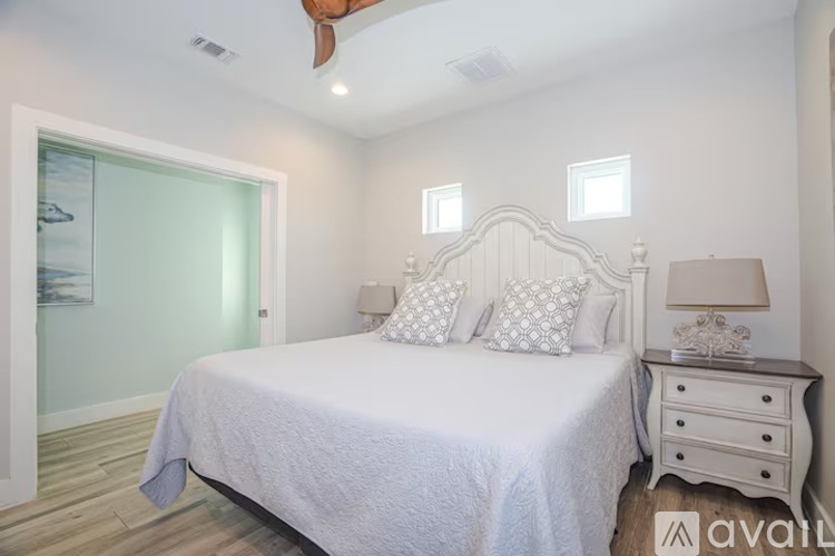 117 Charlotte Avenue 7 Beds Single Family Home for Rent - Photo gallery 5