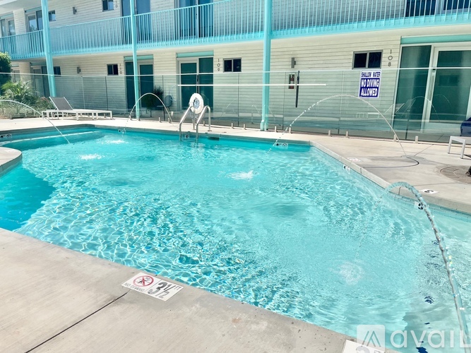 A pool with a sign that says no diving.