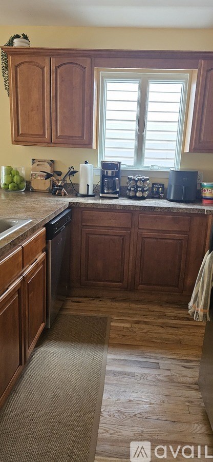 Orient Avenue 2 Beds Apartment for Rent