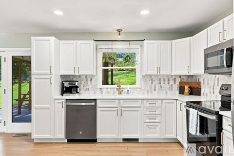 6 Fieldcrest Circle 3 Beds Apartment for Rent