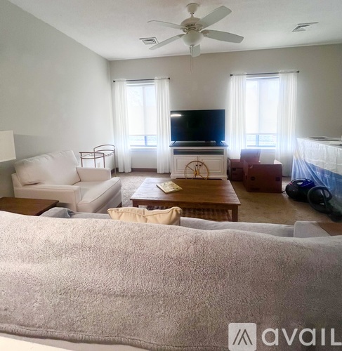 142 Van Zandt Ave 1 Apartment for Rent - Photo gallery 1