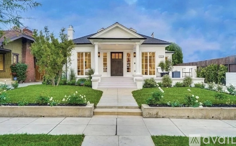 North Sierra Bonita Avenue 5 Beds Single Family Home for Rent - Photo gallery 2