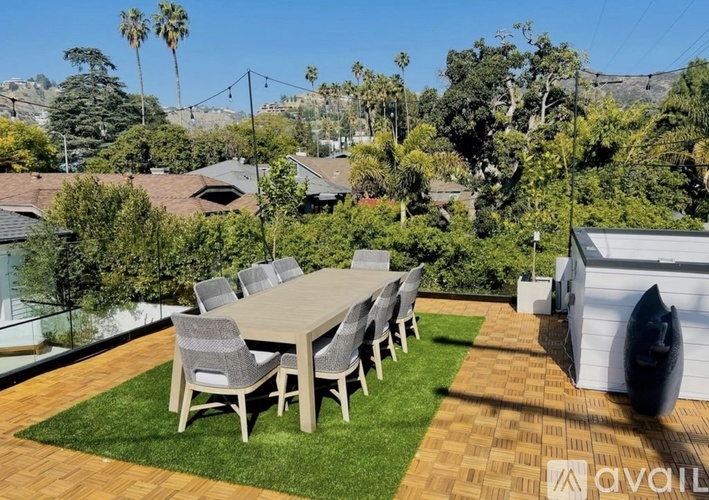 North Sierra Bonita Avenue 5 Beds Single Family Home for Rent - Photo gallery 3