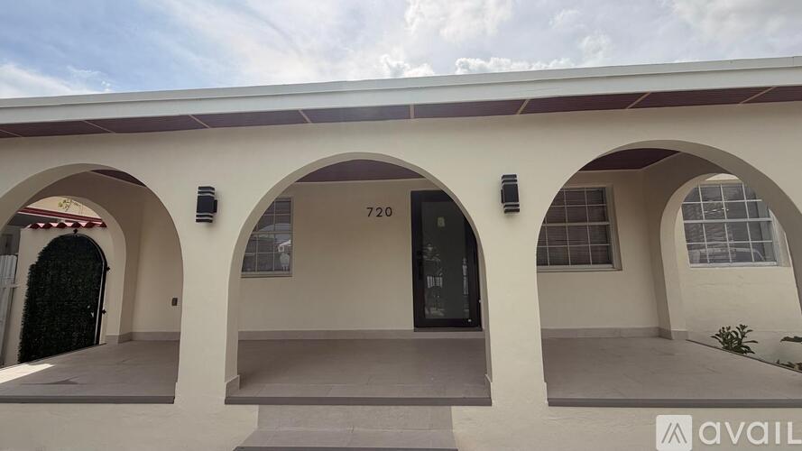 720 Northwest 19th Court 3 Beds Single Family Home for Rent - Photo gallery 2