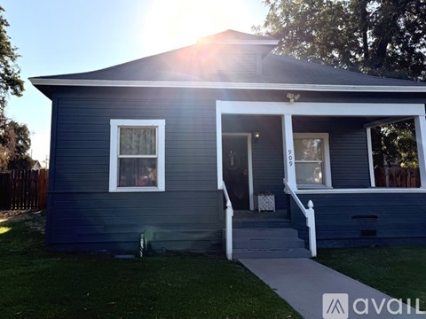 909 North Irwin Street 2 Beds Apartment for Rent