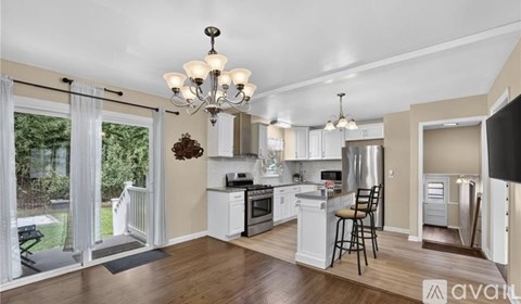 47 Leonardine Avenue 3 Beds Apartment for Rent