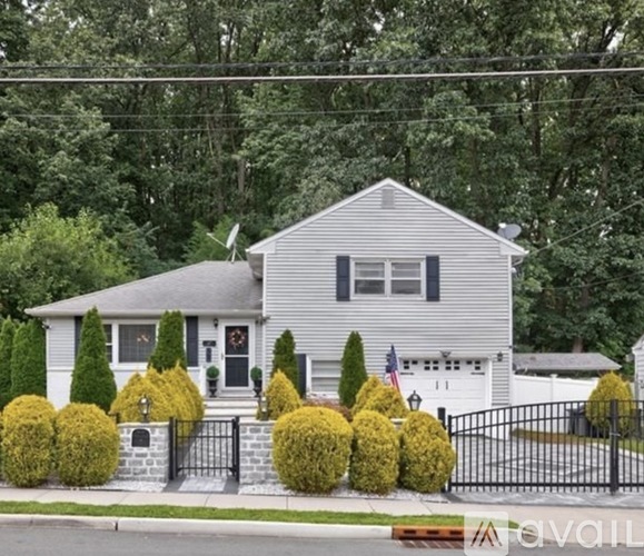 47 Leonardine Avenue 3 Beds Single Family Home for Rent - Photo gallery 5