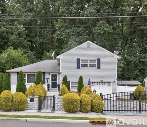 47 Leonardine Avenue 3 Beds Apartment for Rent
