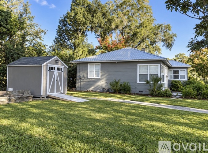 1050 NE 12th Street 3 Beds Single Family Home for Rent - Photo gallery 2
