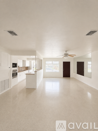 305 Southwest 8th Street 4 Beds Single Family Home for Rent - Photo gallery 2