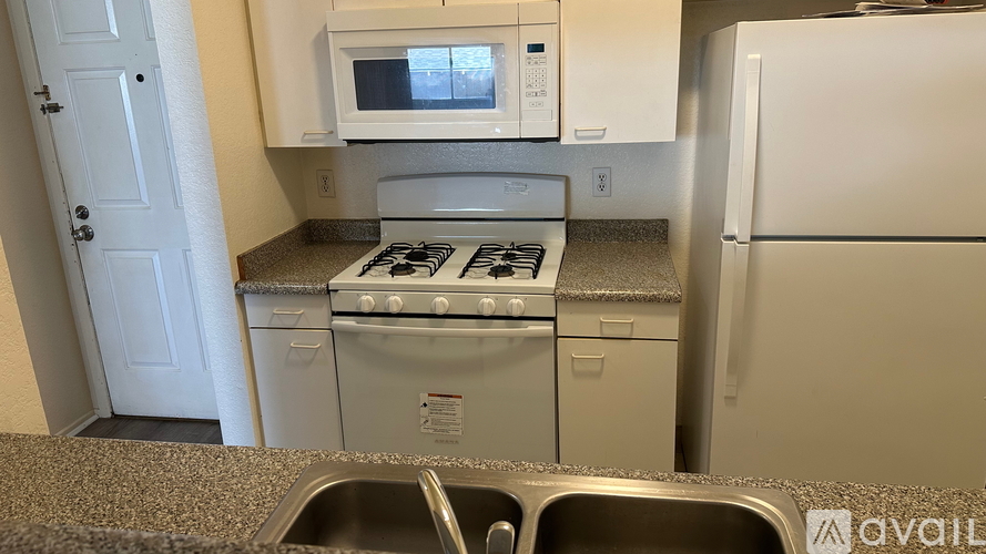 1245 North Cherokee Avenue Studio Apartment for Rent - Photo gallery 5