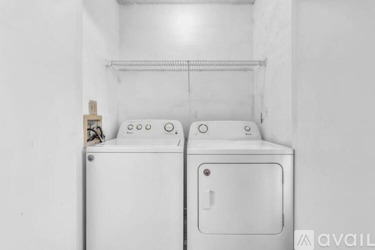 2811 N Oakland Forest Dr 1 Apartment for Rent - Photo gallery 3