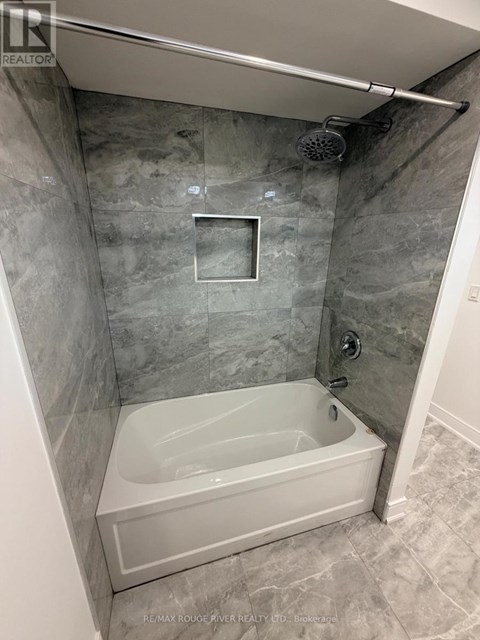 UPPER - 131 JOHN STREET E 3 Beds Apartment for Rent