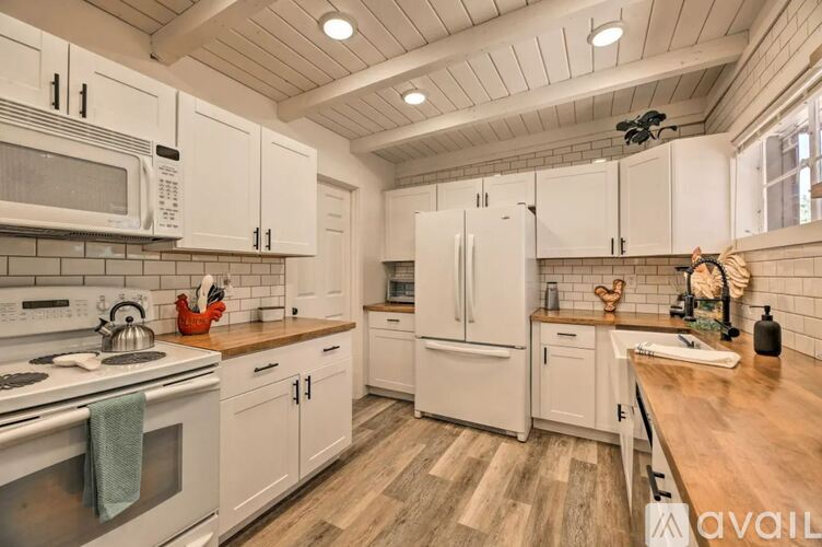 6576 Pond Dr 4 Beds Single Family Home for Rent - Photo gallery 3