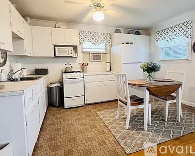 6 Almy Ave 2 Beds Single Family Home for Rent - Photo gallery 4