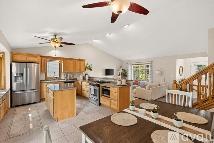8725 Queens Garden North 5 Beds Single Family Home for Rent - Photo gallery 2