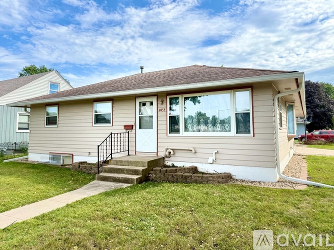 2038 16 1/2 Street Northwest 6 Beds Single Family Home for Rent - Photo gallery 1
