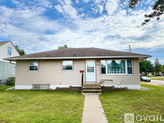 2038 16 1/2 Street Northwest 6 Beds Single Family Home for Rent - Photo gallery 2
