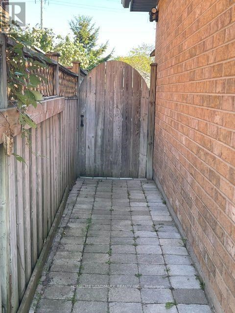 17 LANG DRIVE 2 Beds Apartment for Rent