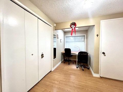 1909 E SOUTHMERE CRESCENT 3 Beds Apartment for Rent