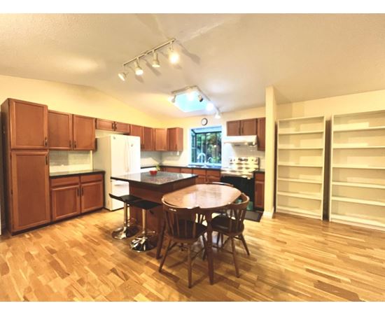 1909 E SOUTHMERE CRESCENT 3 Beds House for Rent - Photo gallery 5