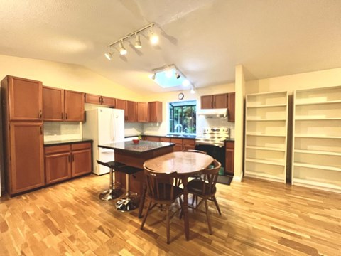 1909 E SOUTHMERE CRESCENT 3 Beds Apartment for Rent
