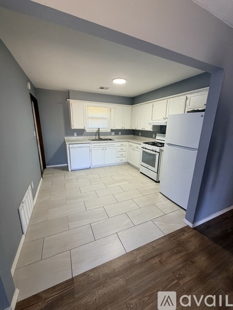 923 SW 1St St 3 Beds Apartment for Rent
