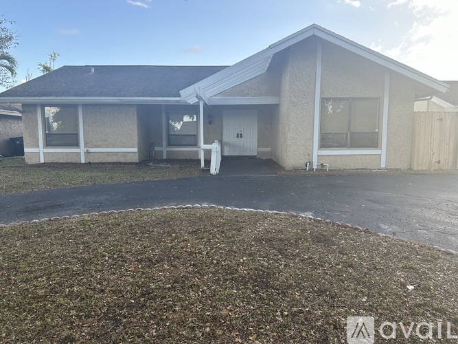 8208 Southwest 12th Place 4 Beds Single Family Home for Rent - Photo gallery 3