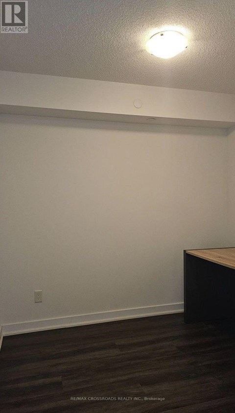502 - 8 TRENT AVENUE 2 Beds Apartment for Rent
