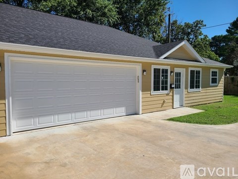 811 Young Street 3 Beds Apartment for Rent
