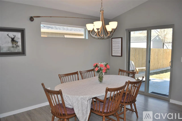 A dining room with a round table and chairs.