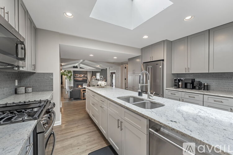 925 Teller Street 5 Beds Single Family Home for Rent - Photo gallery 1