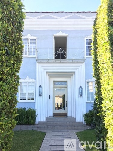455 North Doheny Drive Studio Apartment for Rent