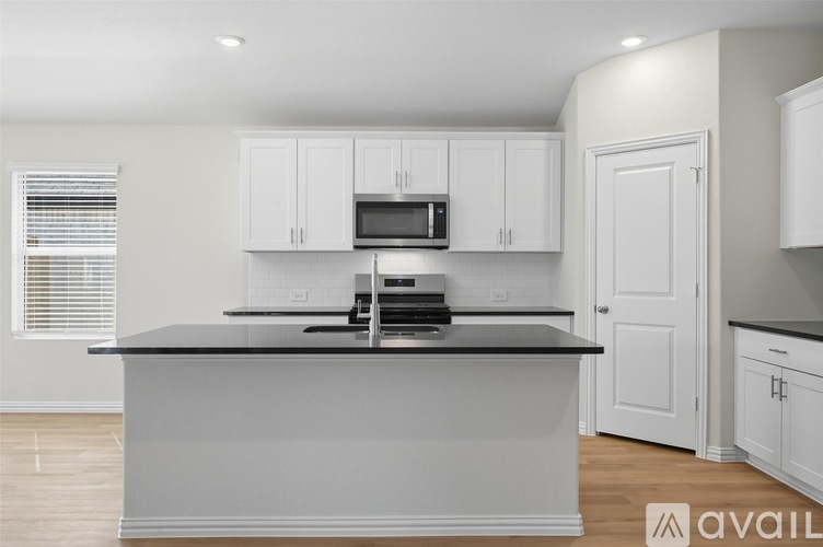 6605 Creek Edge Cir 4 Beds Single Family Home for Rent - Photo gallery 3