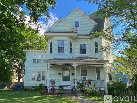 192 Auburndale Avenue 3 Beds Apartment for Rent