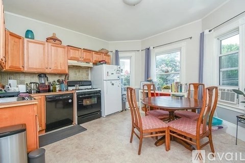 192 Auburndale Avenue 3 Beds Apartment for Rent