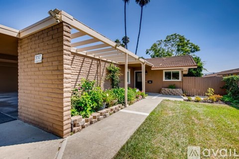 A house numbered 957 is for sale.