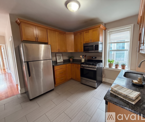 241 Maverick St 3 Beds Apartment for Rent - Photo gallery 1