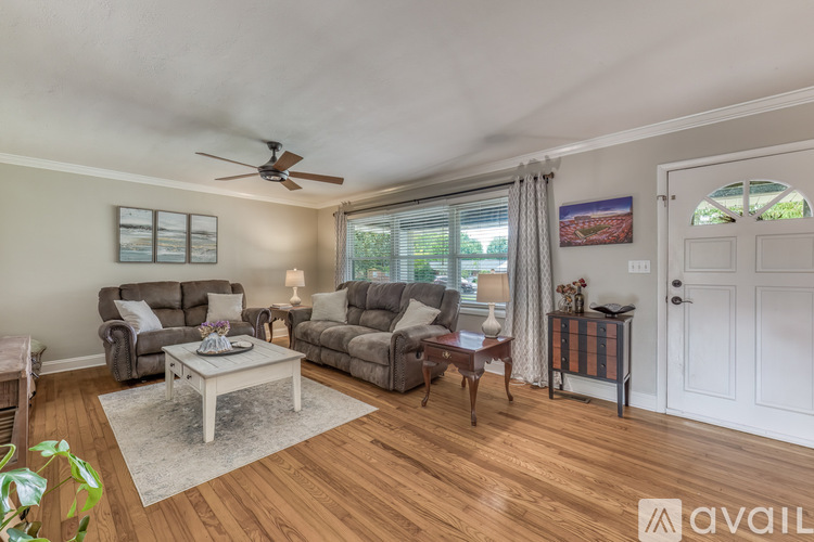 1307 Lynnwood Drive 4 Beds Single Family Home for Rent - Photo gallery 4