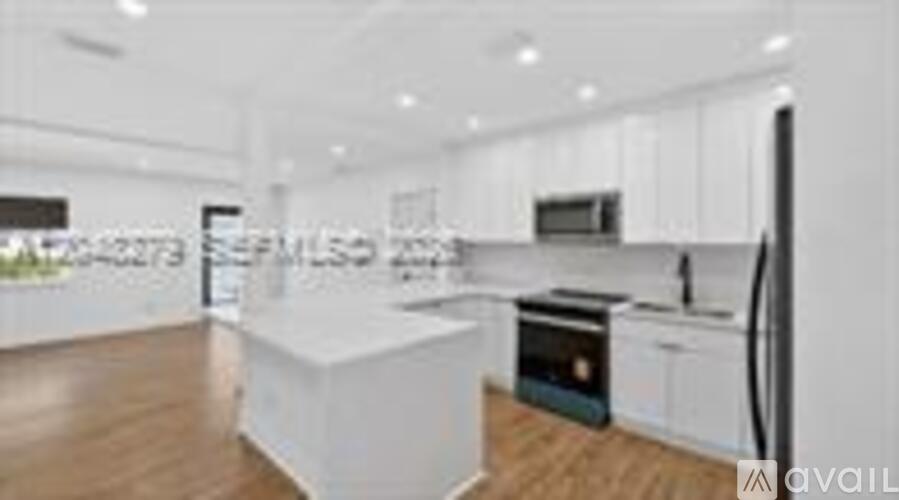 1010 Northeast 138th Street 2 Beds Single Family Home for Rent - Photo gallery 3