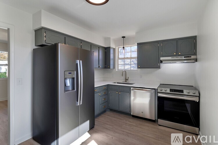 124 Grenadier Drive 4 Beds Single Family Home for Rent - Photo gallery 3
