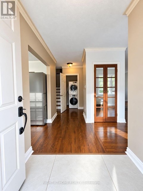 (MAIN FLOOR) - 1489 APPLEWOOD ROAD 3 Beds Apartment for Rent