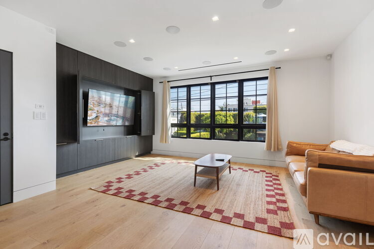 2205 Ocean Front Walk 4 Beds Single Family Home for Rent - Photo gallery 2