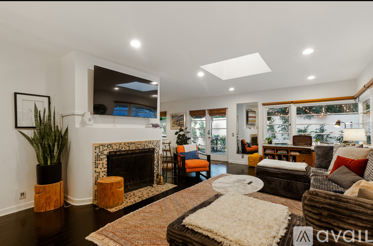 8467 Willoughby Ave 3 Beds Single Family Home for Rent - Photo gallery 4
