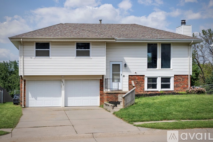 6612 South 108th Avenue 3 Beds Single Family Home for Rent - Photo gallery 1