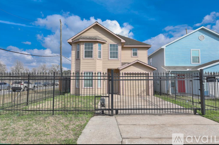 9042 McGallion Rd 3 Beds Single Family Home for Rent - Photo gallery 2